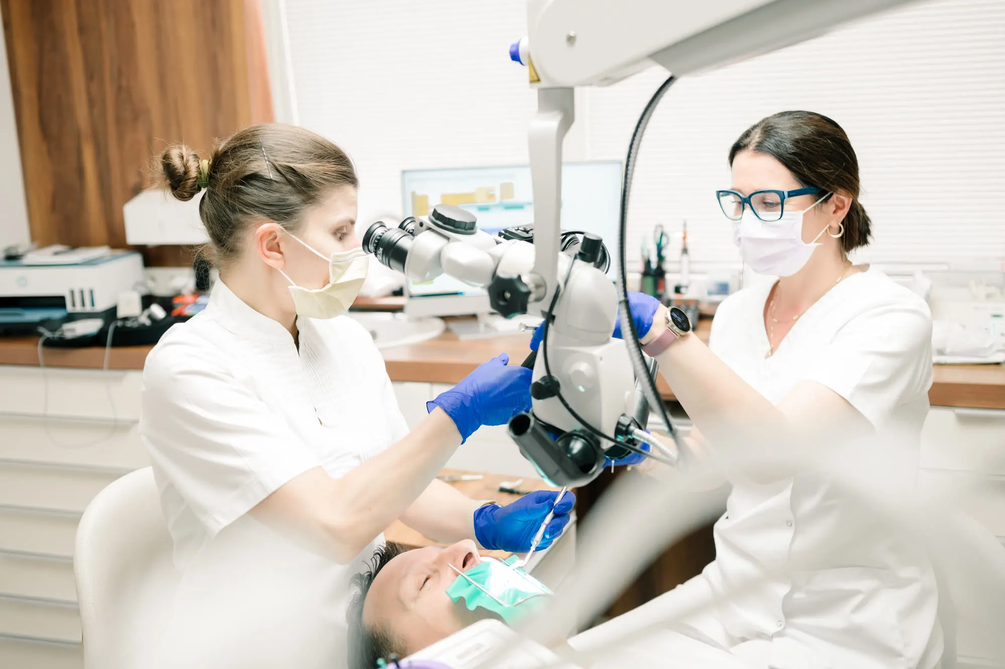 Ošetrenie pod mikroskopom — Dental Centrum Dobeš